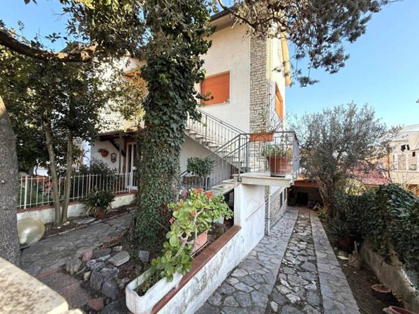 casa indipendente in vendita a Cecina