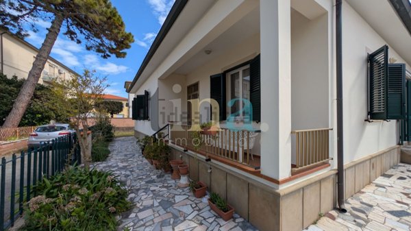 casa indipendente in vendita a Cecina