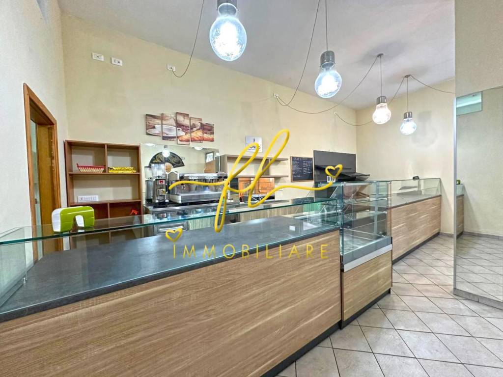 locale commerciale in vendita a Cecina