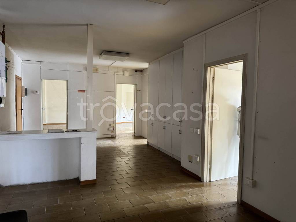 locale commerciale in vendita a Cecina