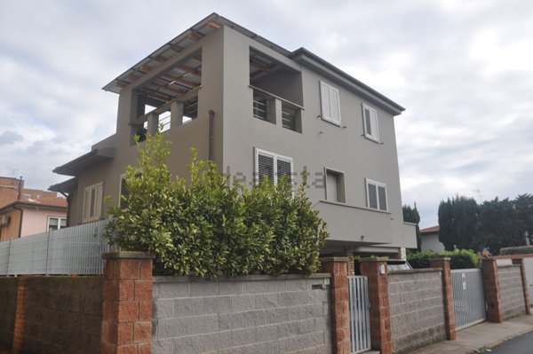 casa indipendente in vendita a Cecina