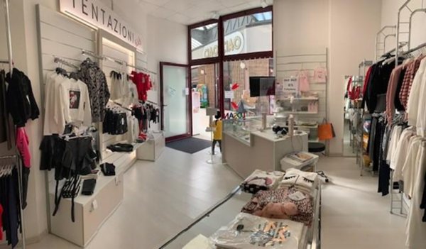 locale commerciale in vendita a Cecina