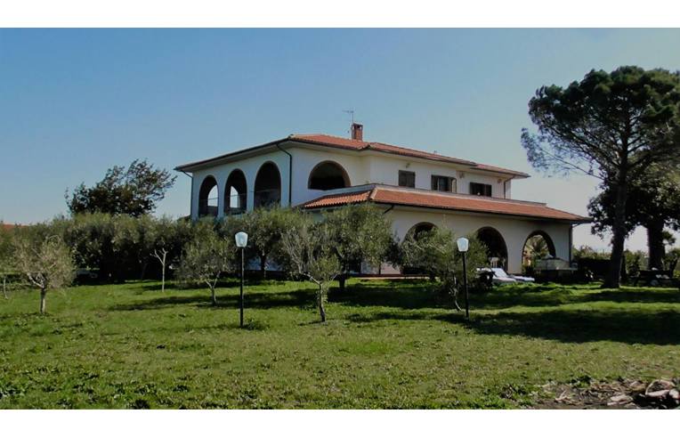 casa indipendente in vendita a Cecina