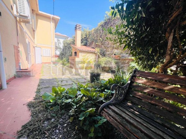 casa indipendente in vendita a Cecina