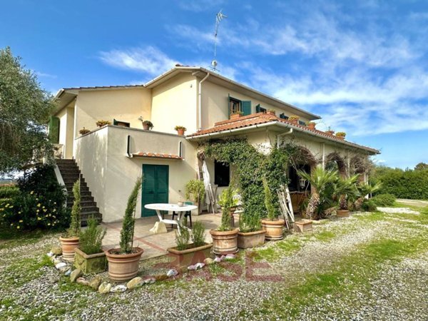casa indipendente in vendita a Cecina