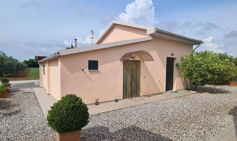 casa indipendente in vendita a Cecina