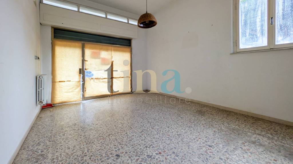 negozio in vendita a Cecina