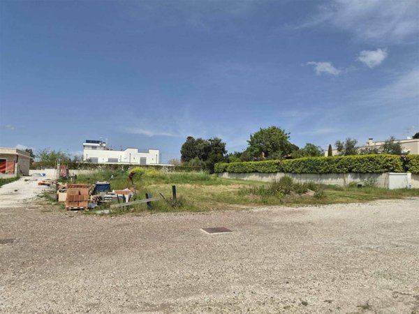 negozio in vendita a Cecina