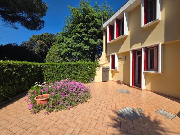 casa indipendente in vendita a Cecina