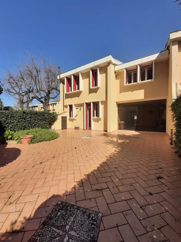 casa indipendente in vendita a Cecina