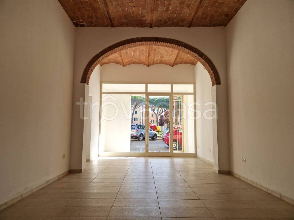 negozio in vendita a Cecina