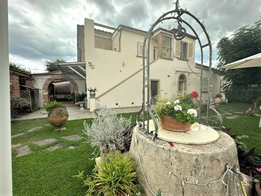 casa indipendente in vendita a Cecina