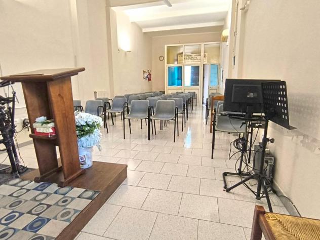 locale commerciale in vendita a Cecina