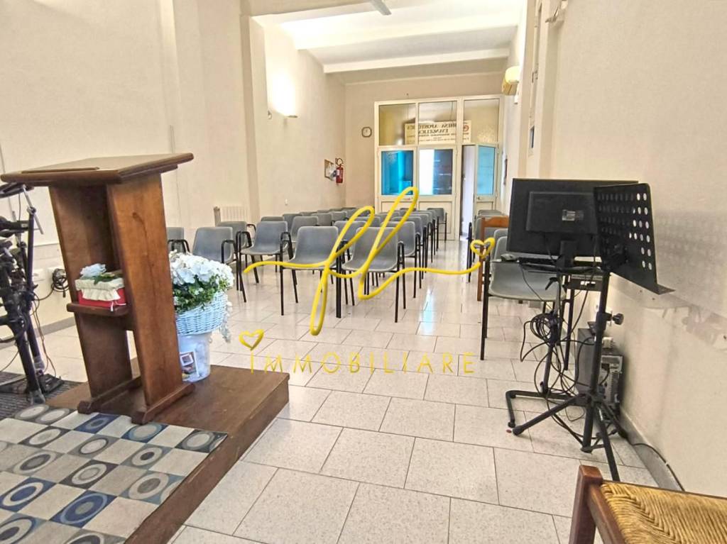 locale commerciale in vendita a Cecina