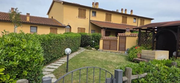 casa indipendente in vendita a Cecina
