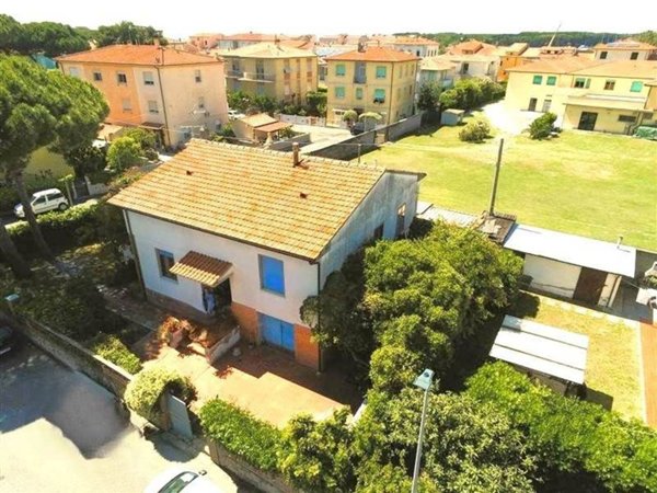casa indipendente in vendita a Cecina