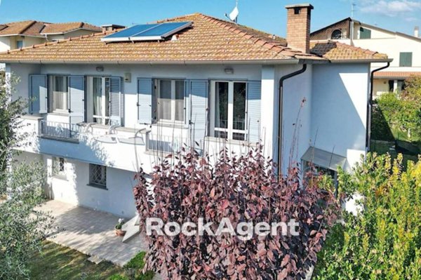 casa indipendente in vendita a Cecina