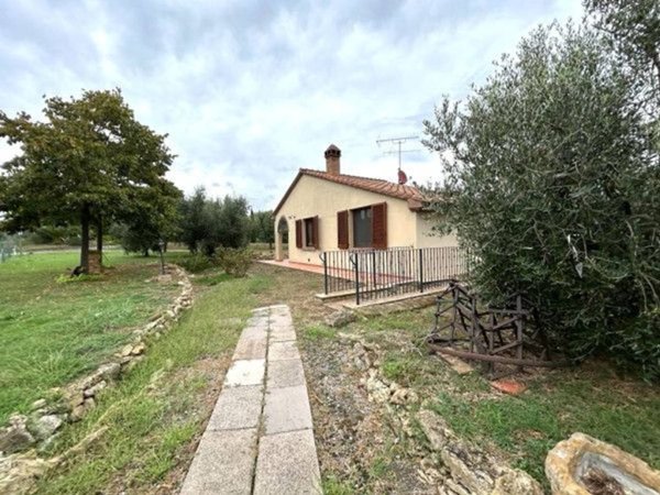 casa indipendente in vendita a Cecina