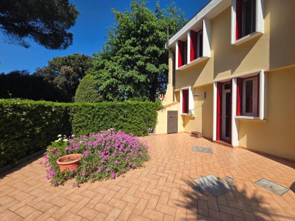 casa indipendente in vendita a Cecina