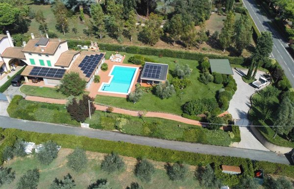 casa indipendente in vendita a Cecina