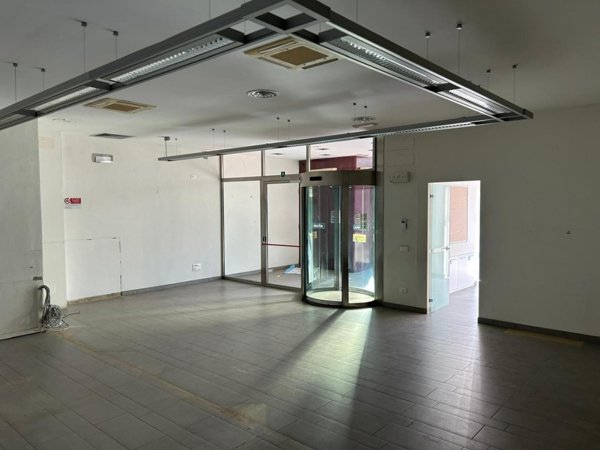 locale commerciale in vendita a Cecina