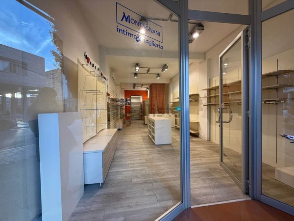 locale commerciale in vendita a Cecina