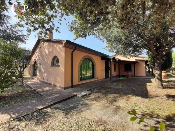 casa indipendente in vendita a Cecina