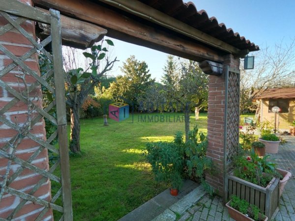 casa indipendente in vendita a Collesalvetti