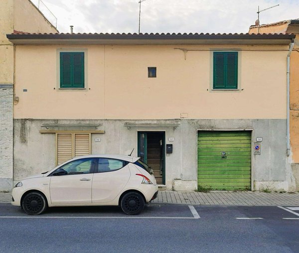 intera palazzina in vendita a Collesalvetti in zona Vicarello