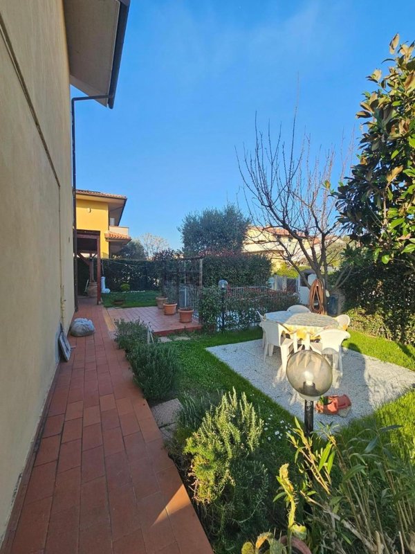 casa indipendente in vendita a Collesalvetti