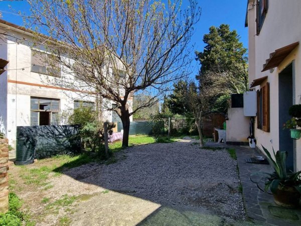 casa indipendente in vendita a Collesalvetti
