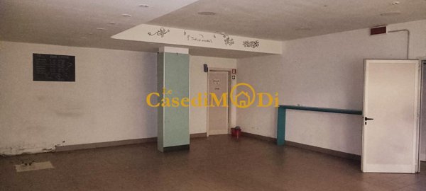 locale commerciale in vendita a Collesalvetti in zona Stagno