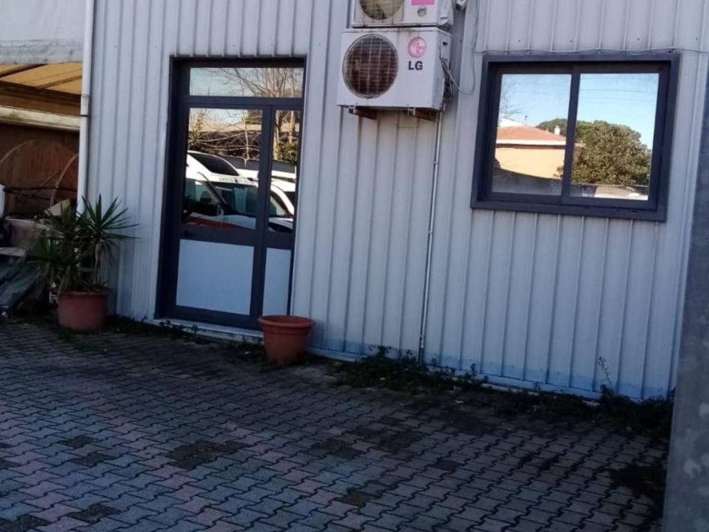 locale commerciale in vendita a Collesalvetti in zona Stagno