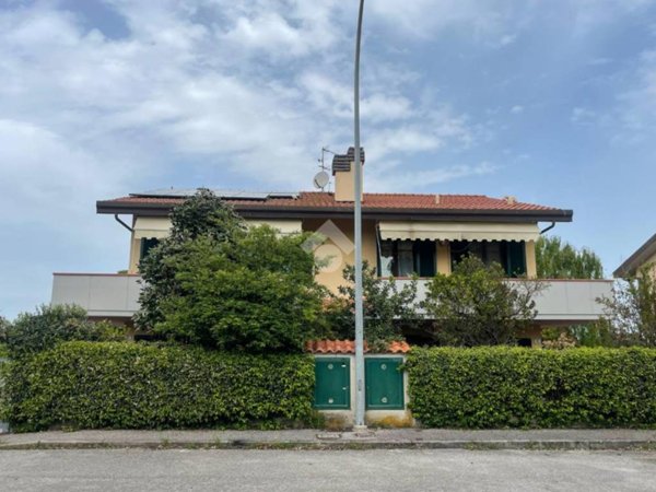 casa indipendente in vendita a Collesalvetti