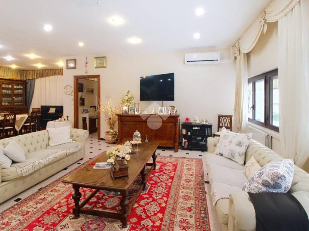 locale commerciale in vendita a Collesalvetti in zona Stagno