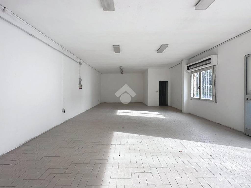 negozio in vendita a Collesalvetti in zona Stagno