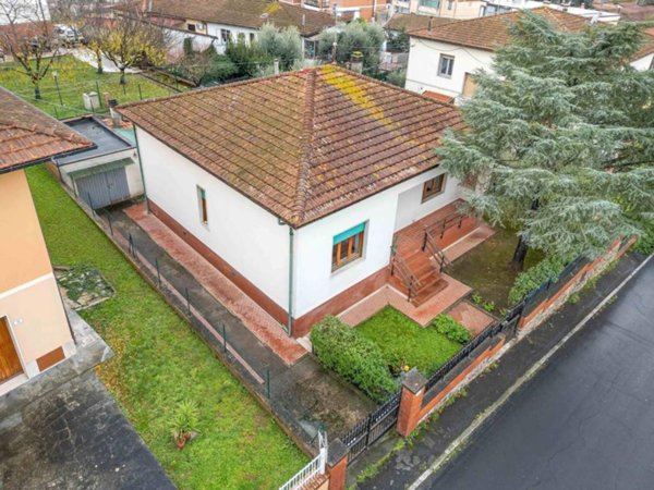 casa indipendente in vendita a Collesalvetti