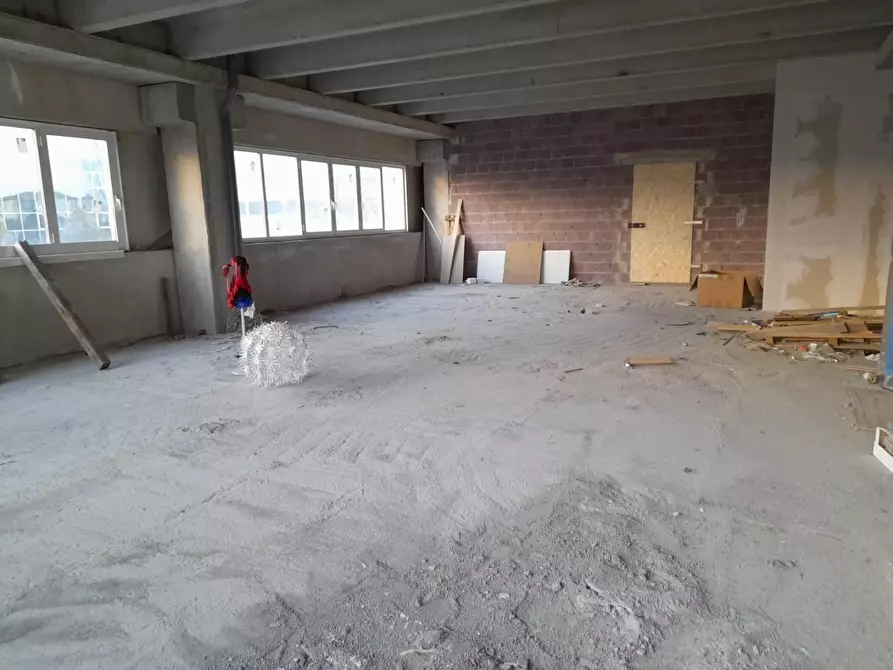 locale commerciale in vendita a Collesalvetti