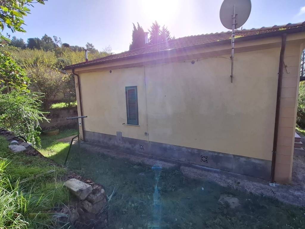 casa indipendente in vendita a Collesalvetti
