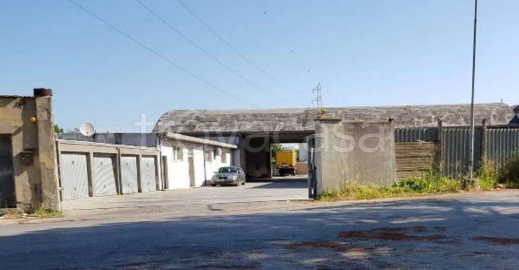 locale commerciale in vendita a Collesalvetti