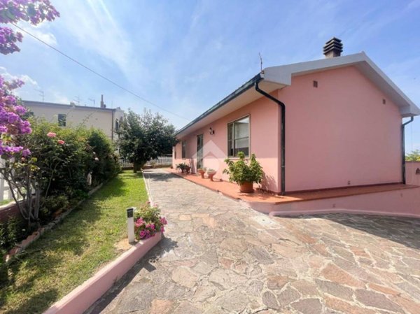 casa indipendente in vendita a Collesalvetti in zona Stagno