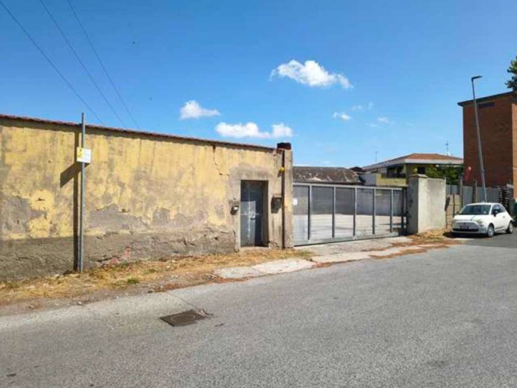 locale commerciale in vendita a Collesalvetti in zona Stagno