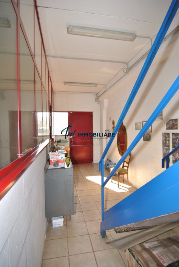 capannone in vendita a Collesalvetti in zona Stagno