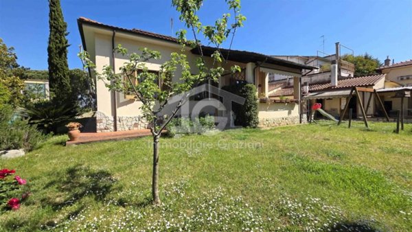 casa indipendente in vendita a Collesalvetti