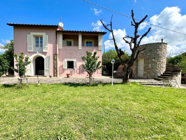 casa indipendente in vendita a Collesalvetti