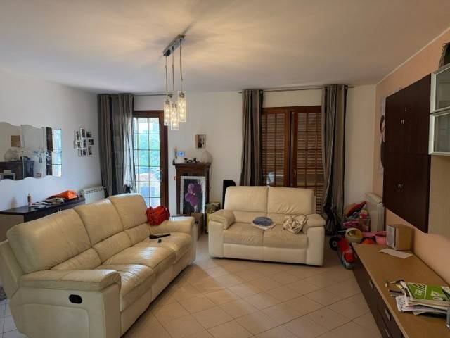 intera palazzina in vendita a Collesalvetti in zona Vicarello