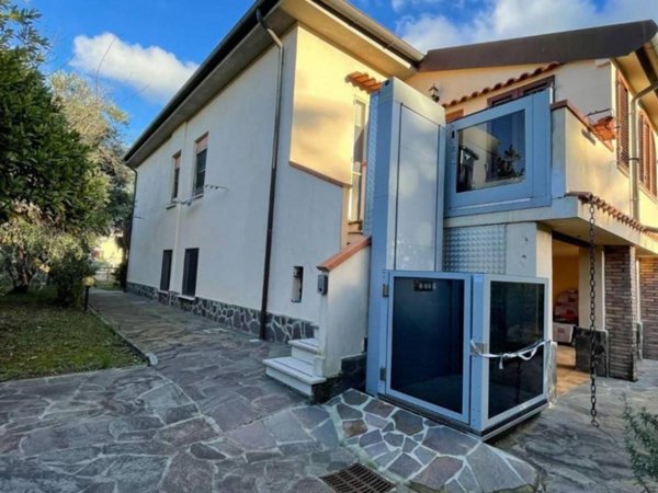 casa indipendente in vendita a Livorno in zona Montenero