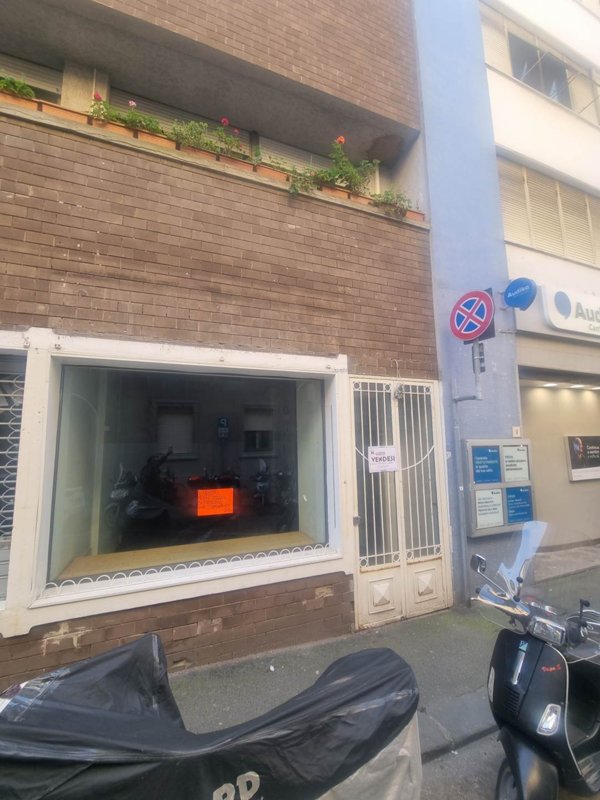 locale commerciale in vendita a Livorno in zona Centro Città