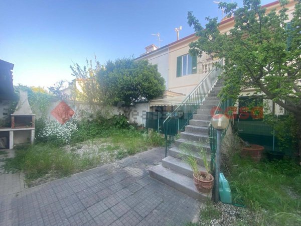 casa indipendente in vendita a Livorno in zona Antignano