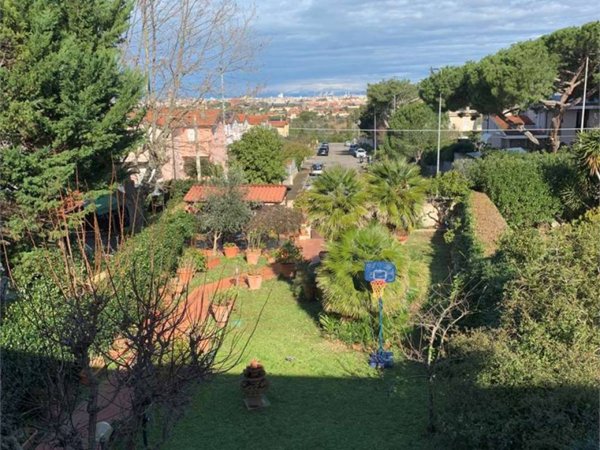 casa indipendente in vendita a Livorno in zona Montenero